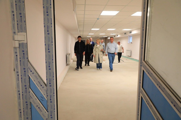 Максим Афанасьев показал и рассказал, как идет ремонт в двух тюменских школах