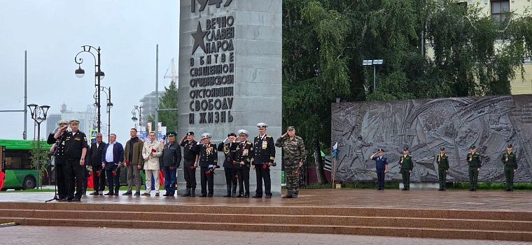 Утро в Тюмени началось с торжественного митинга у Вечного огня