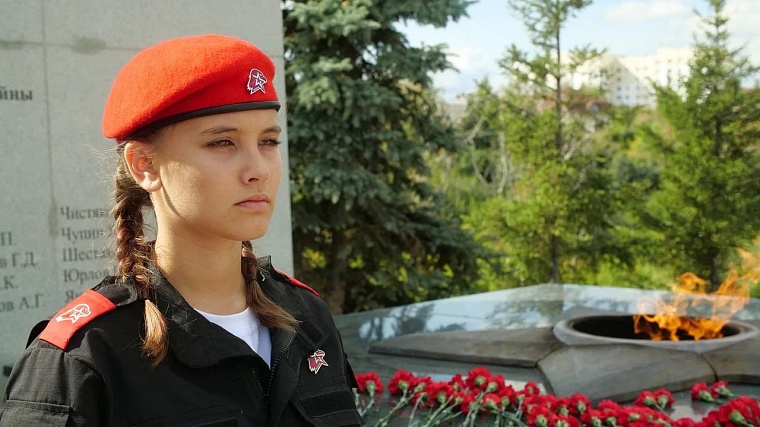 Школьники Тюмени заступили в почетный караул к Вечному огню