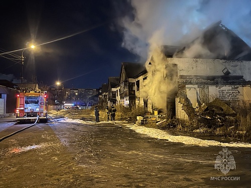 В ночном пожаре на улице Камчатской в Тюмени погиб человек