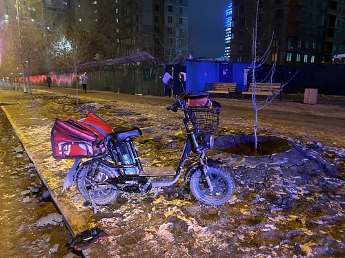 В центре Тюмени из-за пьяного водителя электровелосипеда в ДТП погиб пассажир