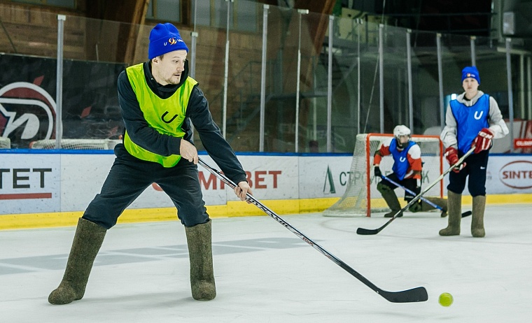 Хоккей на валенках объединил авитаторов