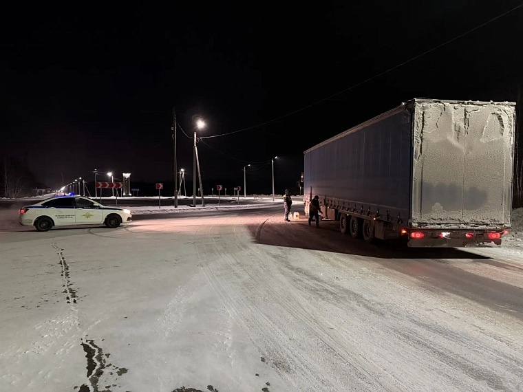Тюменские автоинспекторы помогают водителям, попавшим в беду на трассе