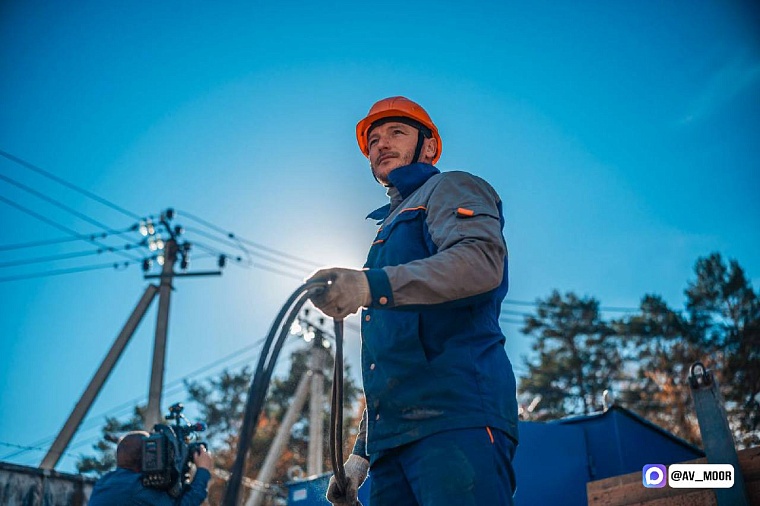 Александр Моор поздравил энергетиков с профессиональным праздником