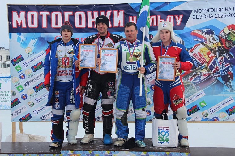 Тюменец Алексей Утусиков - второй слева