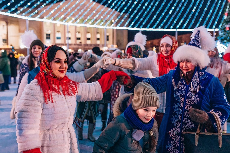 Атмосфера сказки: в Тюмени открыли главную городскую елку