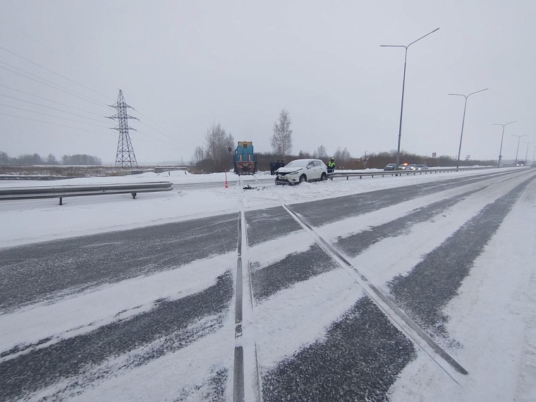 Тюменка на "Ниссане" попала под тепловоз на переезде