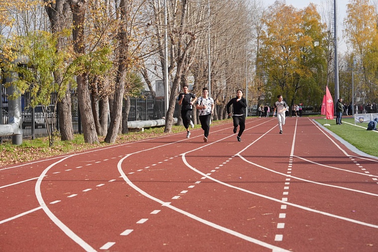 Возле тюменского лицея №81 появился стадион с самым большим пришкольным полем