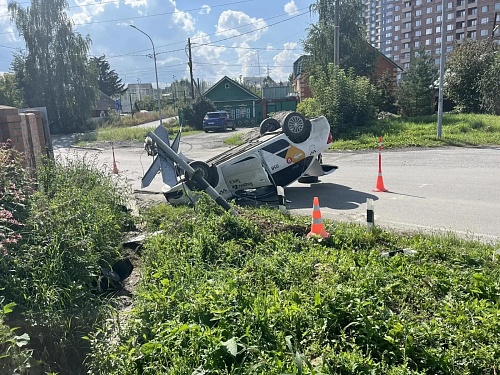 В Тюмени пьяный таксист перевернул машину на крышу