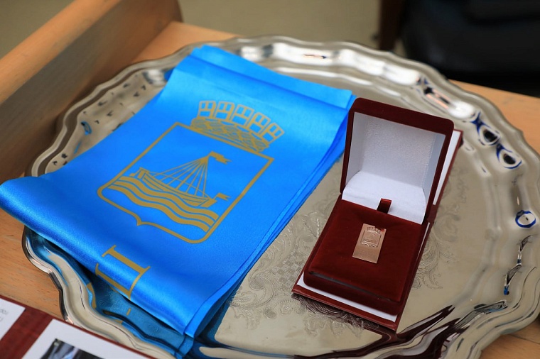 В Тюмени ветераны Великой Отечественной войны получили нагрудные знаки почетных граждан