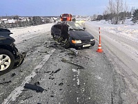 В аварии под Тюменью пострадала женщина с двумя детьми