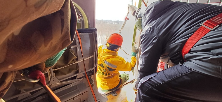 Повезло с погодой: пожарные-десантники оттачивали спуск с вертолета в весеннем лесу