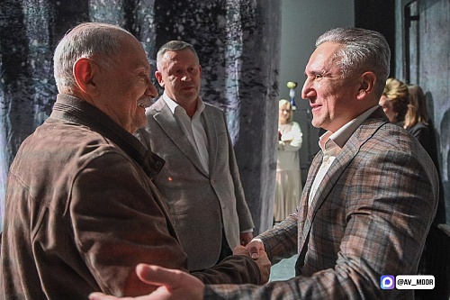 «Не просто театральное действие»: Александр Моор посетил спектакль Никиты Михалкова «12»