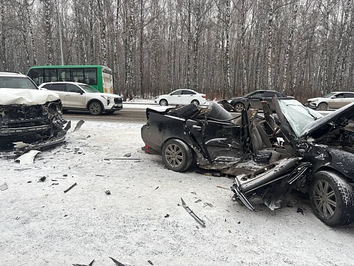 В Тюмени у развязки на Мельникайте-Дружбы в ДТП погиб водитель «Тойоты»