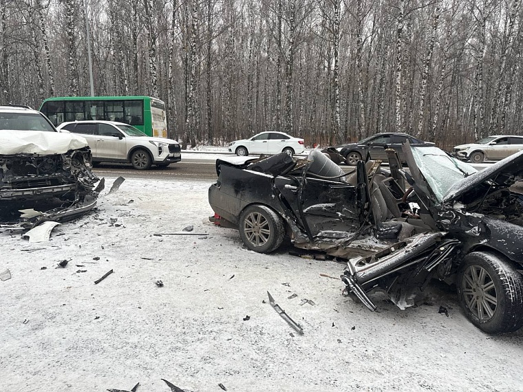 В Тюмени у развязки на Мельникайте-Дружбы в ДТП погиб водитель «Тойоты»