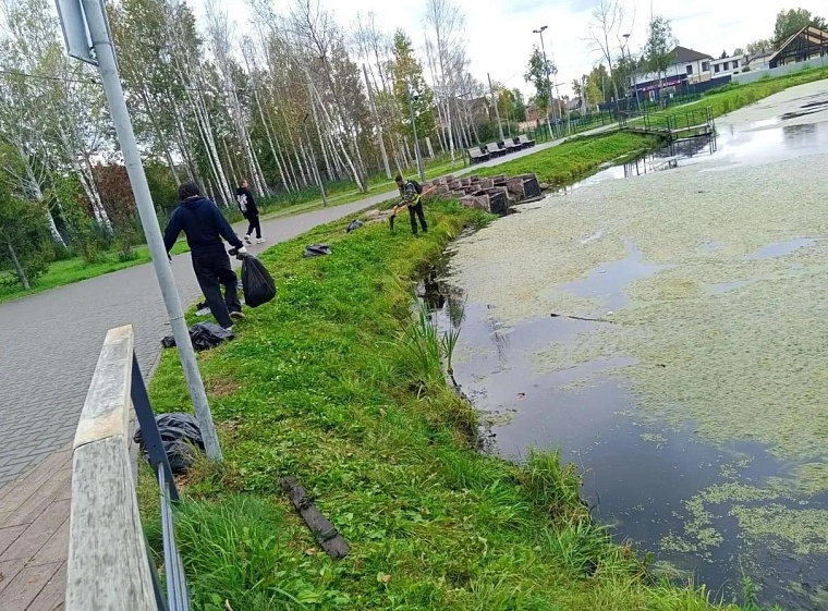В Никольском сквере в Тюмени закончили очистку пруда