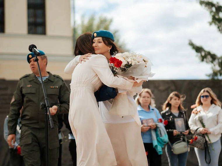 В Тюмени матери погибшего бойца передали его форму в День ВДВ