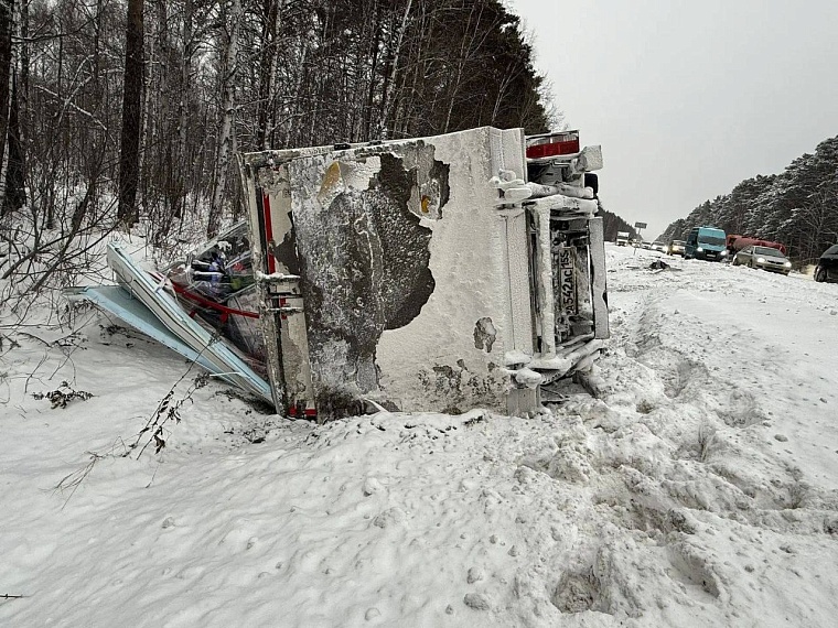 Выехала на встречку - под Тюменью столкнулись "Чери" и "МАЗ"