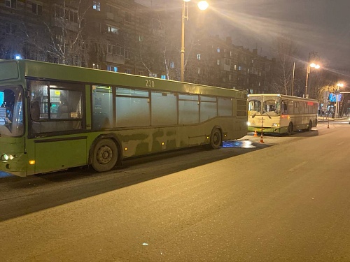 На улице Республики в Тюмени столкнулись автобусы, три пассажирки получили травмы