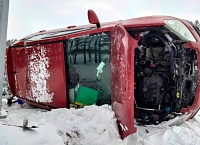 На трассе Тюмень - Ханты-Мансийск автомобиль съехал в кювет и перевернулся