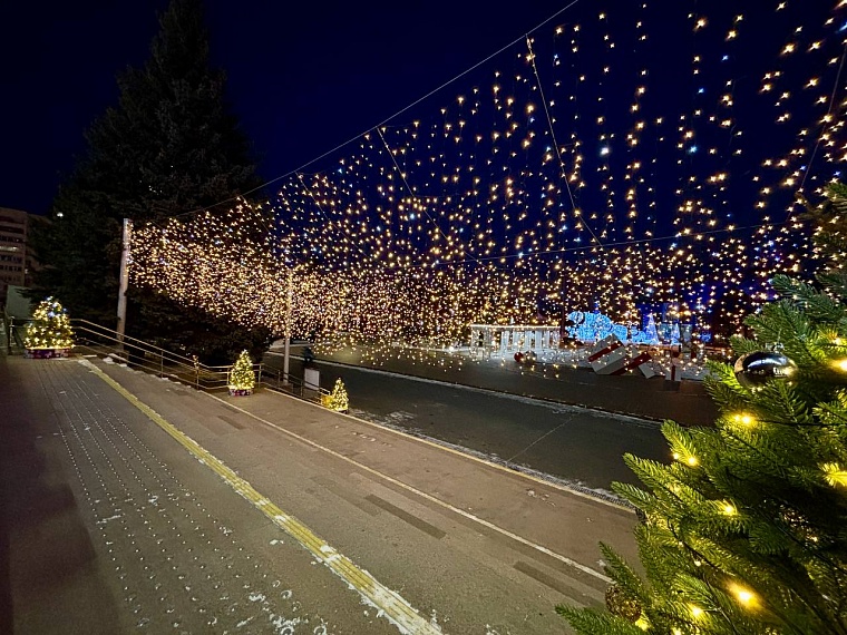 У здания администрации Тюмени появилась новая красивая гирлянда