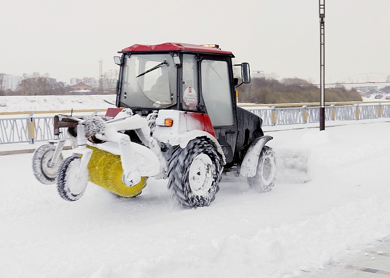 Уватские коммунальщики получили два новых трактора