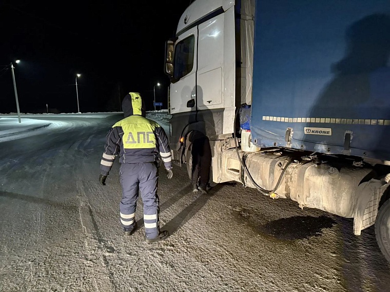 Тюменские автоинспекторы помогают водителям, попавшим в беду на трассе