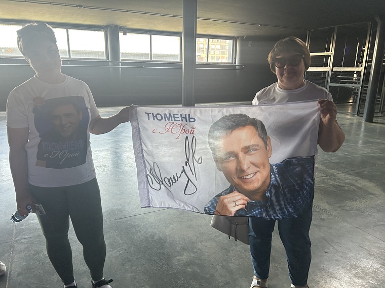 «Детство» под мостом: в Тюмени открыли памятное место имени Юрия Шатунова