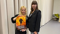 В Тюмени Екатерине Мизулиной подарили постер фильма «Каравелла Крапивина»