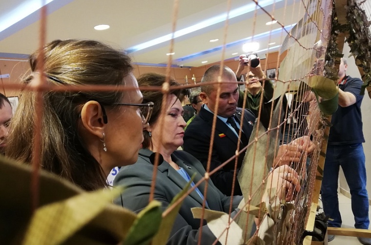 Сельчанки из Тюменского района сплели для бойцов СВО более 500 сетей