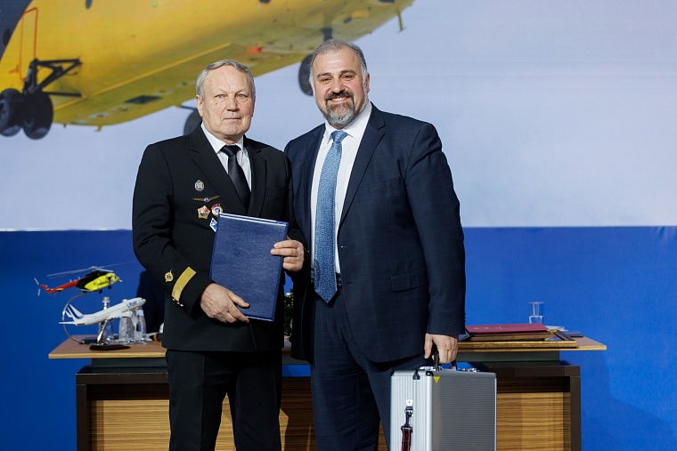 Заслуженный пилот РФ Владимир Синдеев и гендиректор «ЮТэйр» Андрей Мартиросов