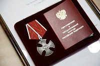 В администрации Тюмени родным погибших на СВО вручили ордена Мужества