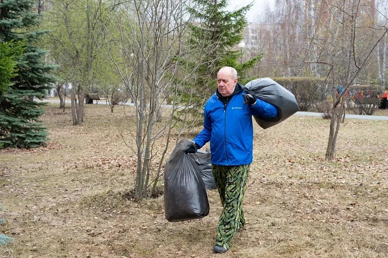 Депутаты Тюменской городской думы вышли на субботник в сквере Депутатов