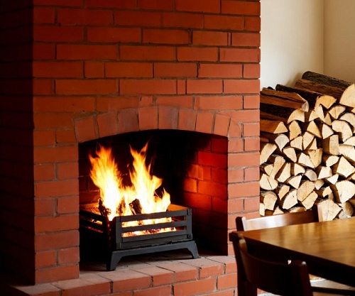 Топливо или мусор? Тюменский печник раскрыл секреты правильной топки печи