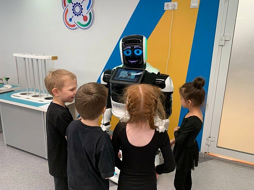 Александр Моор: В муниципалитетах Тюменской области действуют «Кванториумы», «Точки роста», «IT-кубы»