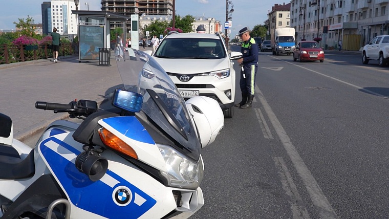 Тюменские автоинспекторы проверяют водителей на трезвость