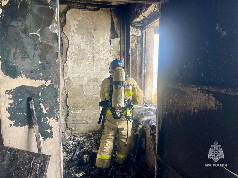 Тюменские пожарные спасли двух человек из горящей высотки