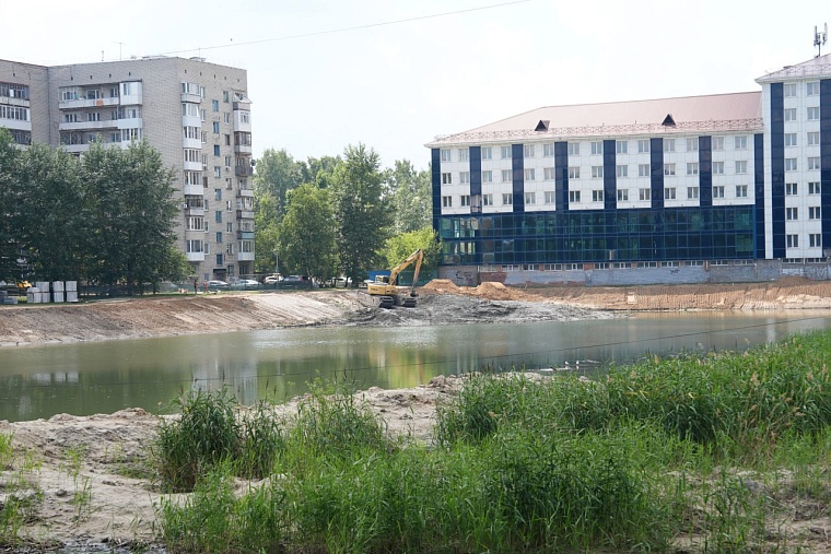 Максим Афанасьев проверил, как идет очистка пруда Утиного и благоустройство на Геологоразведчиков