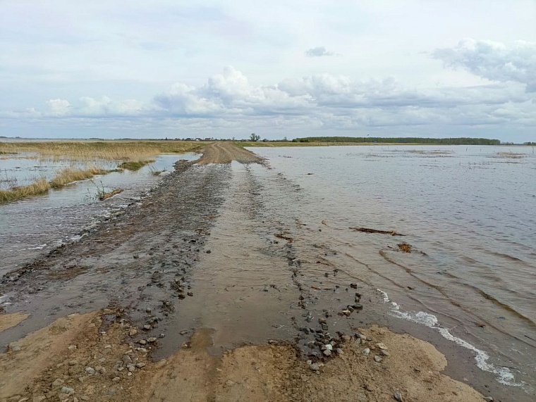 В Абатском районе из-за паводка временно перекрыты пять дорог