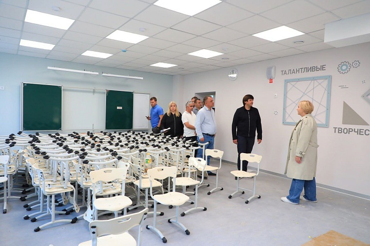 Максим Афанасьев показал и рассказал, как идет ремонт в двух тюменских школах