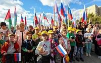 На площади 400-летия Тюмени развернули стометровый флаг России
