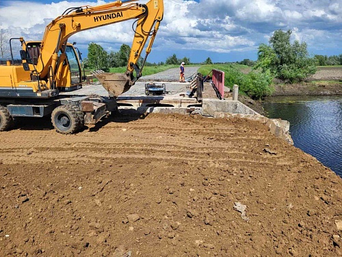 В Викуловском районе восстанавливают разрушенный паводком мост