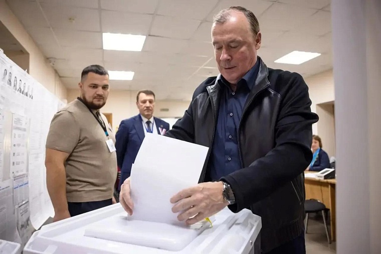 Уроженец Тюменской области, глава Екатеринбурга Алексей Орлов досрочно сложил полномочия