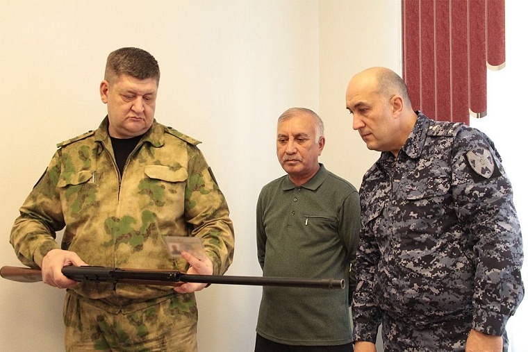 Тюменцы передают личное оружие участникам спецоперации