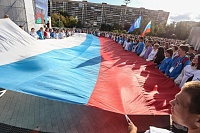 На площади 400-летия Тюмени развернули стометровый флаг России