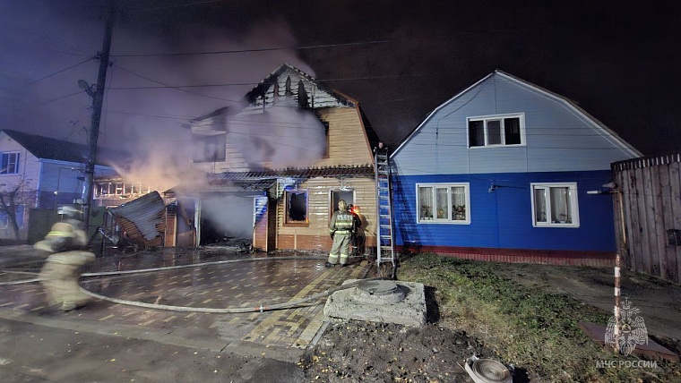 На Депутатской в Тюмени горел частный дом с хозпостройкой