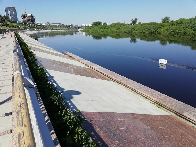 Паводок в Тюмени: нижний ярус набережной Туры полностью скрыт водой