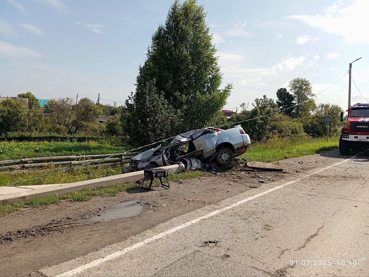 На подъезде к селу Вагай машина въехала в столб, водитель погиб