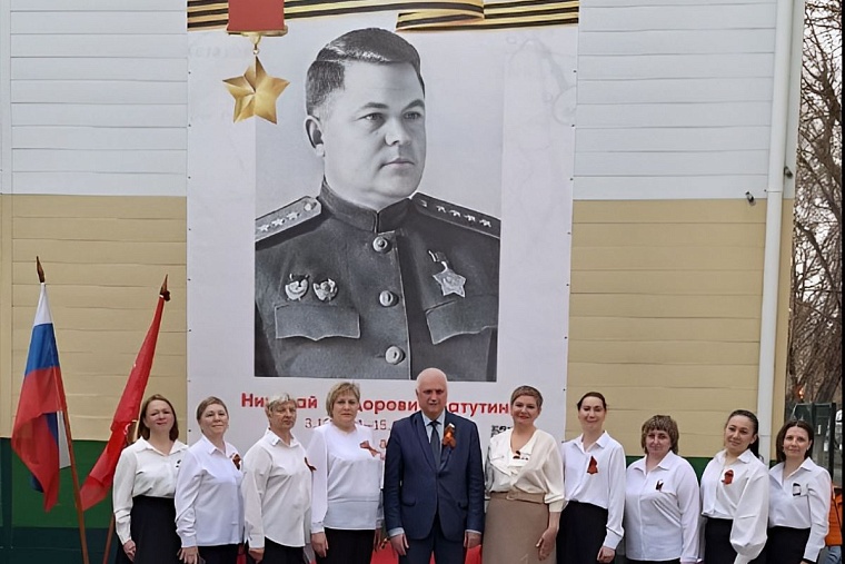 На фасаде детсада в Тюмени появился баннер с героем войный Николаем Ватутиным