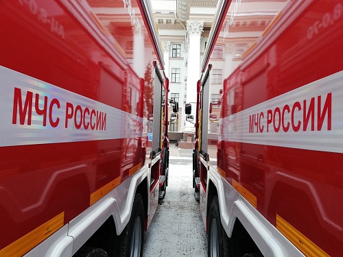 В Тюмени из горевшего здания автосервиса вынесли 30 газовых баллонов